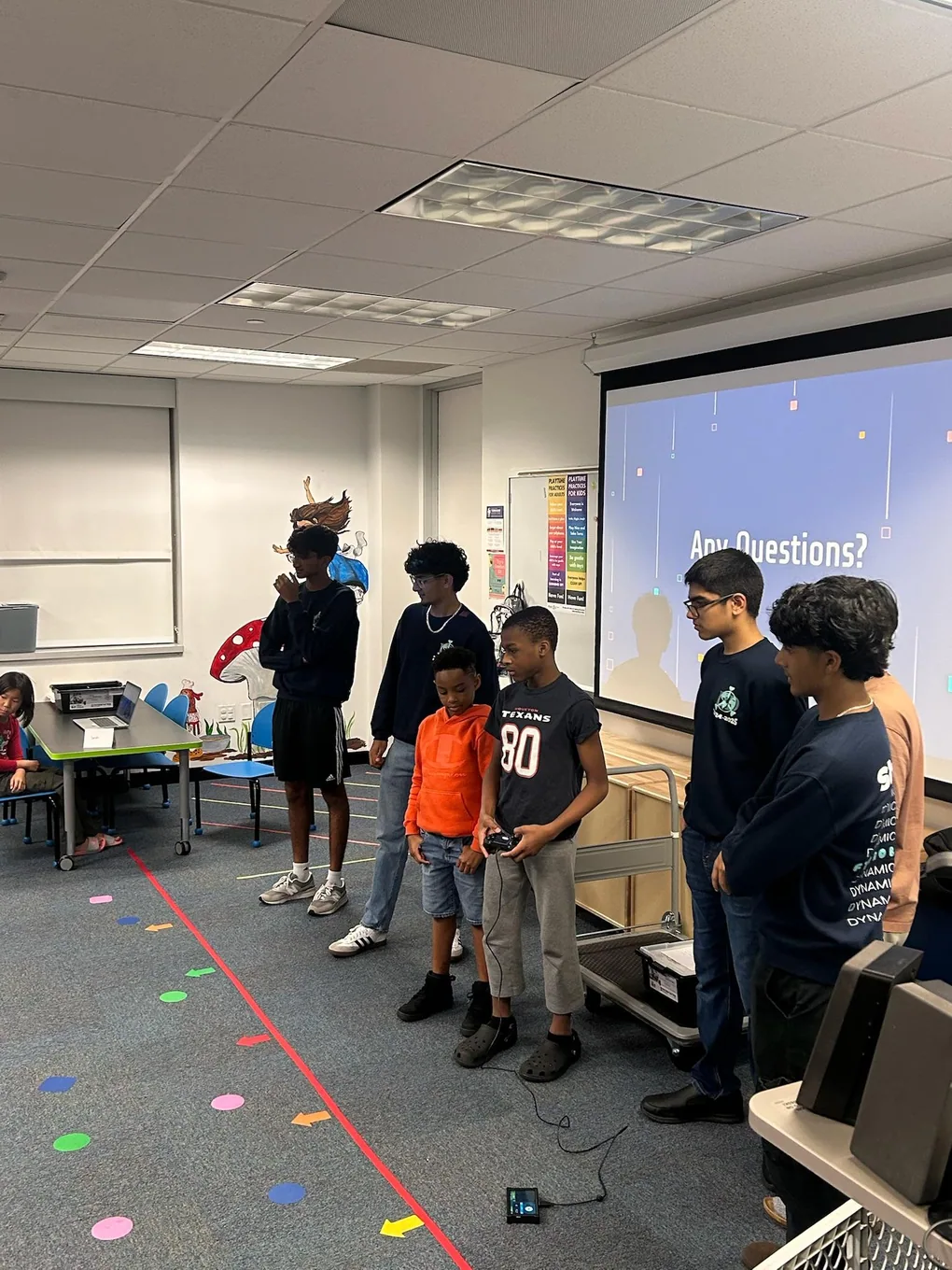Dynamic Darts students teaching younger robotics students